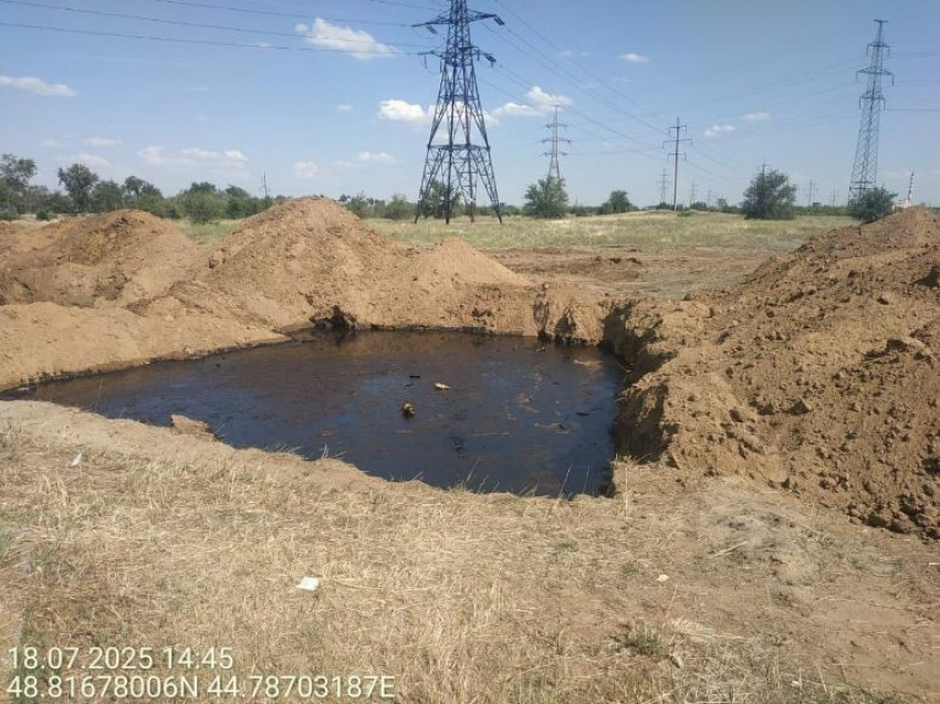 В Волжском нашли химические отходы в ямах на месте бывшей АЗС