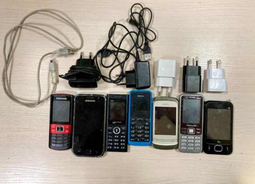7 телефонов пытался перебросить волгоградец в ИК-12 в Волжском