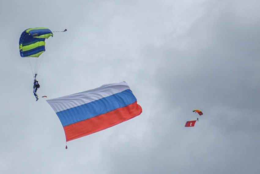 В Волжском высадились парашютисты