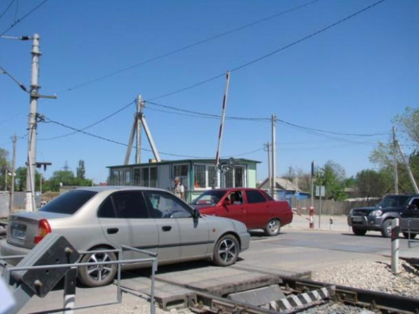 Новое дорожное покрытие на железнодорожном переезде в Волжском пришло в негодность уже через месяц