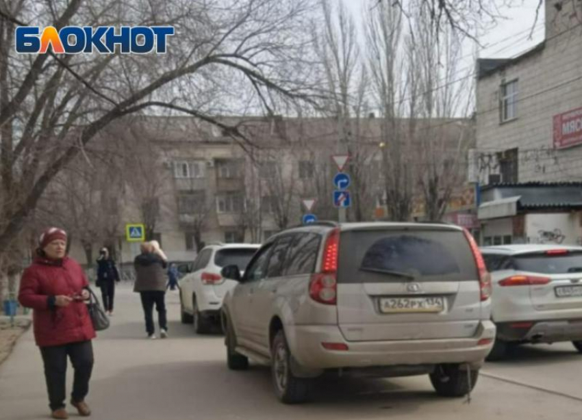 В центре Волжского водители паркуются прямо на тротуаре: ВИДЕО