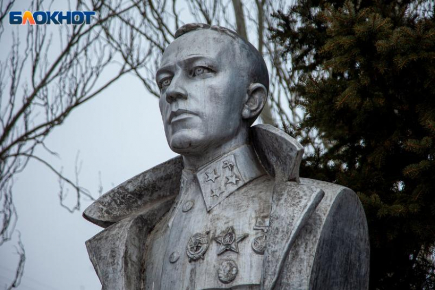 Как одно событие 80-х годов привело к созданию площади, улицы и школа имени Карбышева в Волжском