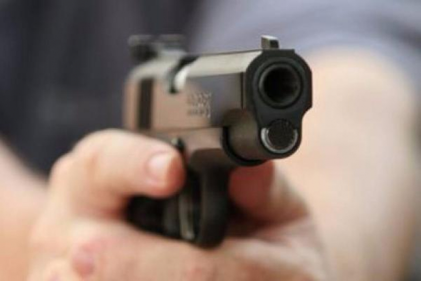 На севере Волгограда конфликт двух водителей БМВ и автобуса закончился перестрелкой и ранением