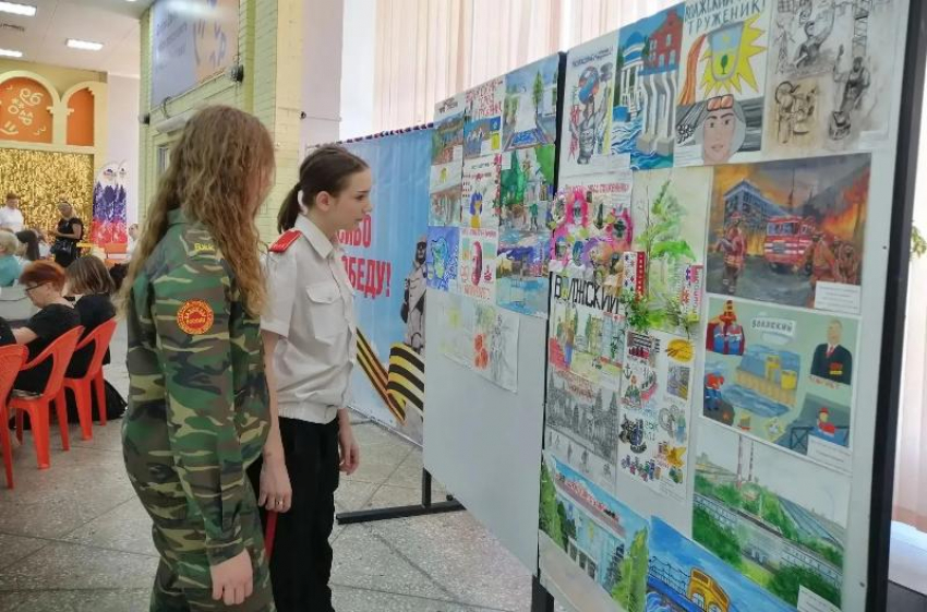 В Волжском наградили юных художников за любовь к труду и родному городу