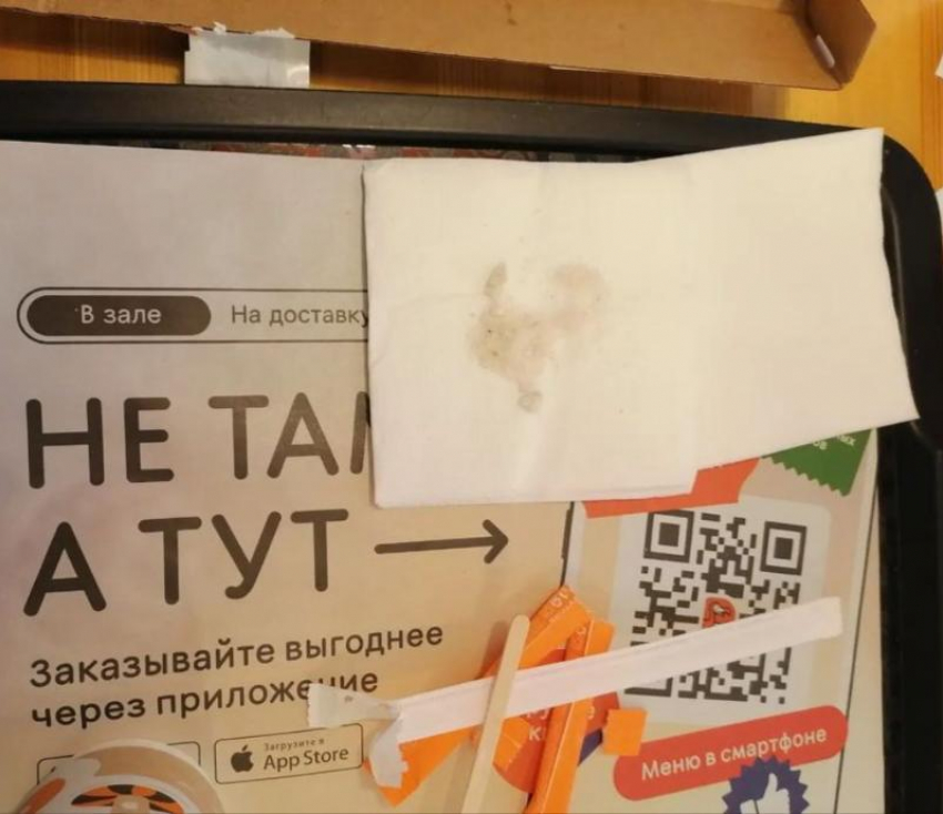 В Волжском ребенка-инвалида и его мать с QR-кодом не пустили в «Додо пицца»