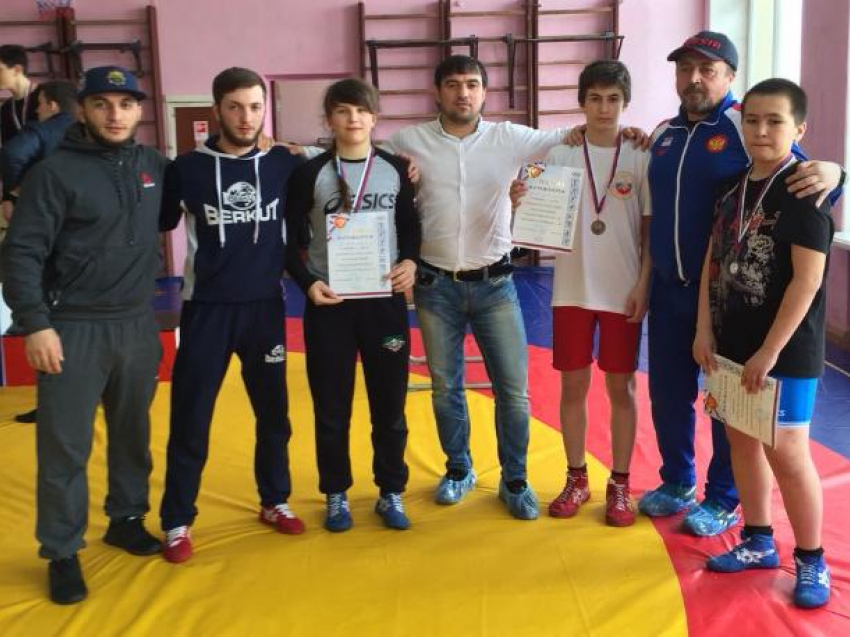 Три спортсмена из Волжского стали призерами в региональном турнире по вольной борьбе