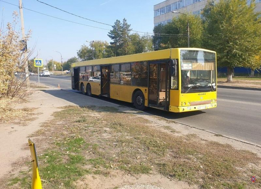 Пассажиру автобуса зажало руку при закрытии двери в Волжском