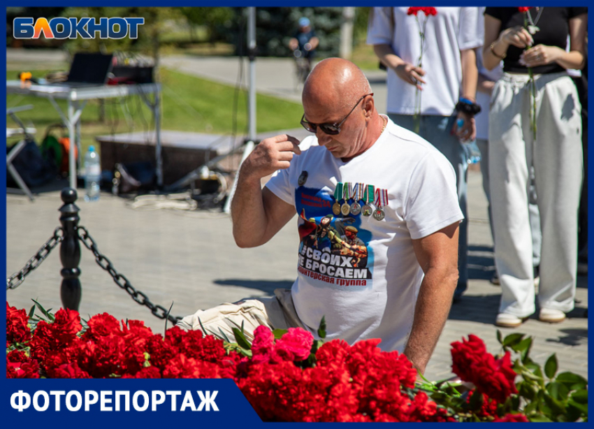 «Никто не забыт»: в Волжском сотни горожан пришли поклониться воинам всех поколений