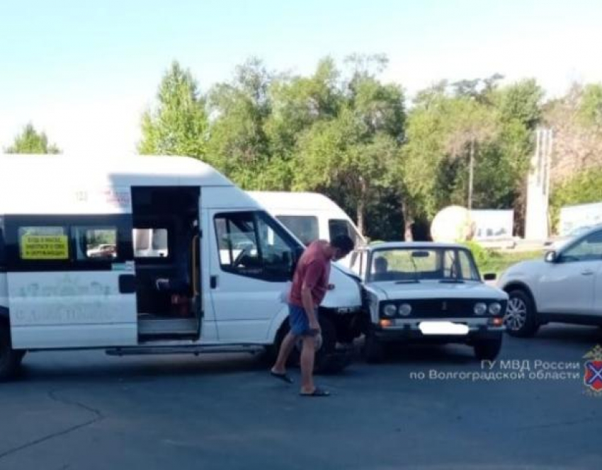 Пешеxод и два пассажира пострадали в треx аварияx в Волжском