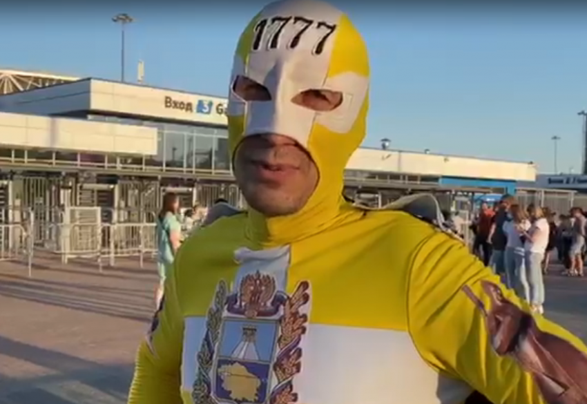 В желтом костюме с гербом и плащом: супергерой из Ставрополя приехал в Волгоград на «Руки вверх!» 