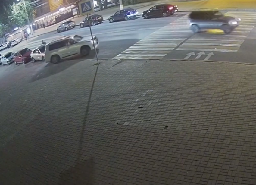 Мужчина на Lexus катался по Аллее Героев в Волгограде: видео