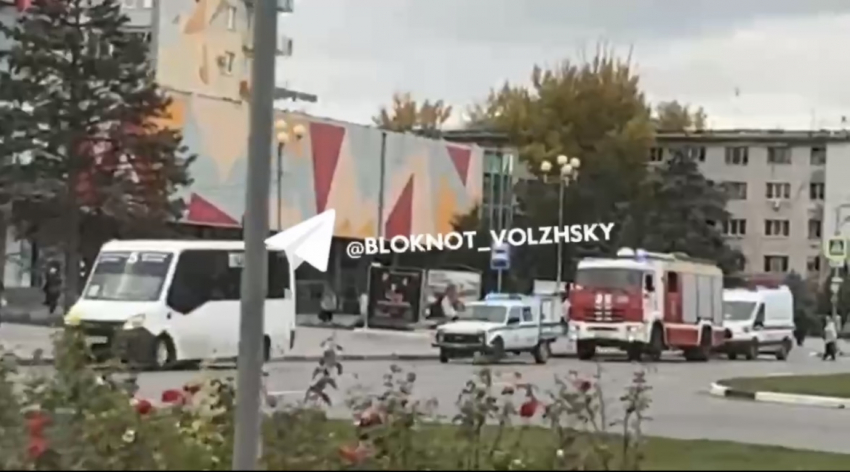 В Волжском эвакуируют ТЦ «ЦУМ»: на месте работают экстренные службы