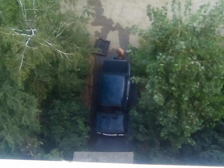 Волжанин устроил автомойку за счет своих соседей под окнами жилого дома