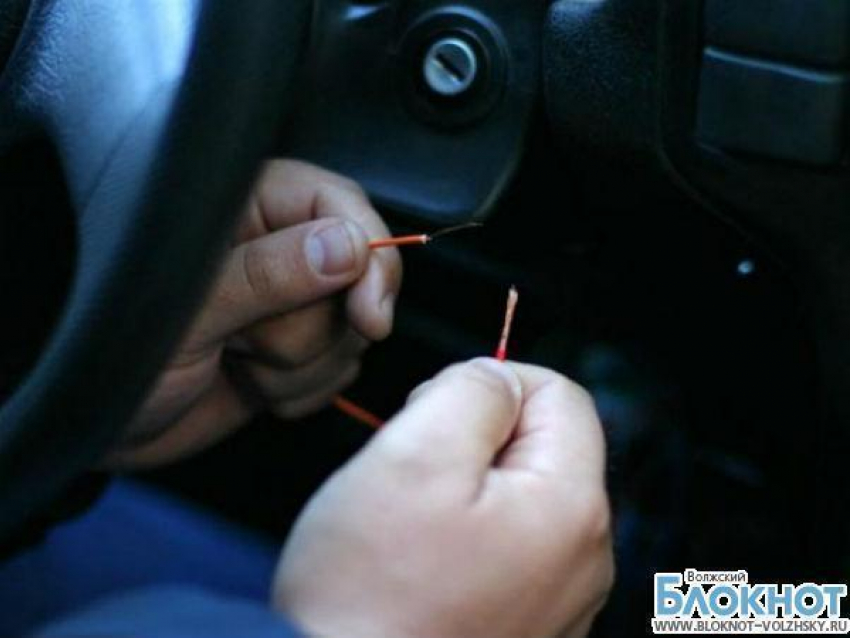 С ночной стоянки в Волжском угнали Оку