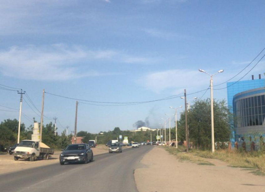 Очевидцы сообщают о крупном пожаре в Волжском: видео
