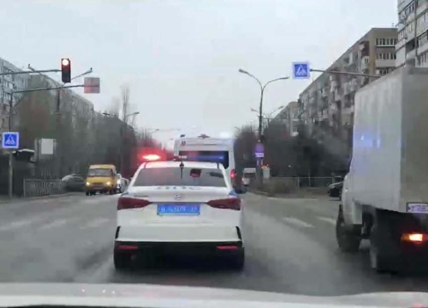 «Маяк» на дороге: в Волжском напомнили о приоритете спецтранспорта