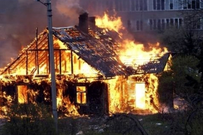 При пожаре на юге Волгограда погибла пожилая семейная пара