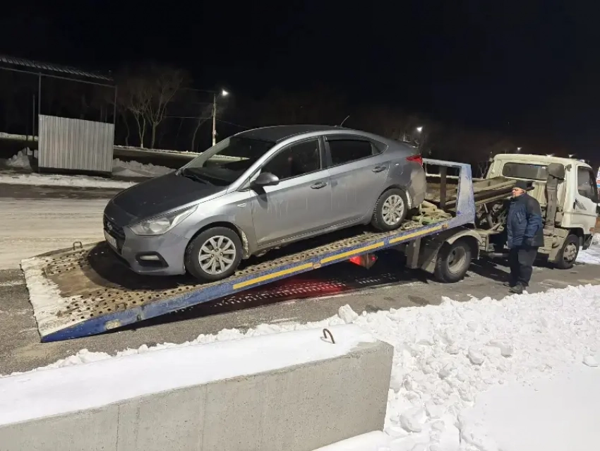 Иностранец лишился машины и заплатит 18 тысяч за работу в такси в Волжском без российских прав