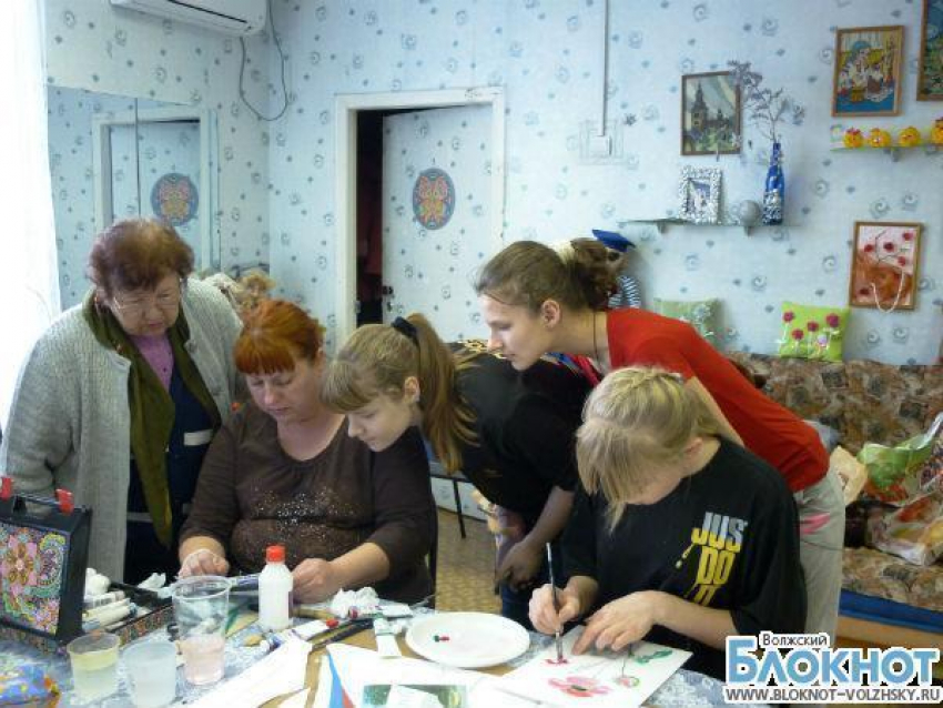 Волжане создают цветочное панно