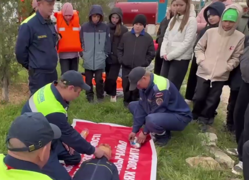 Волжских школьников учили спасать тонущих