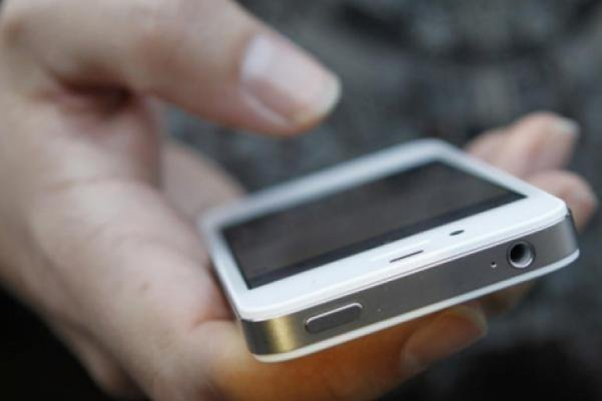 В Волжском селянка украла дорогой мобильник