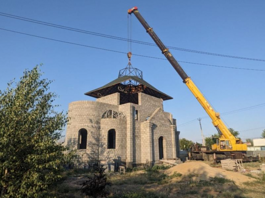 В Волжском установили крышу на храме Зеленого