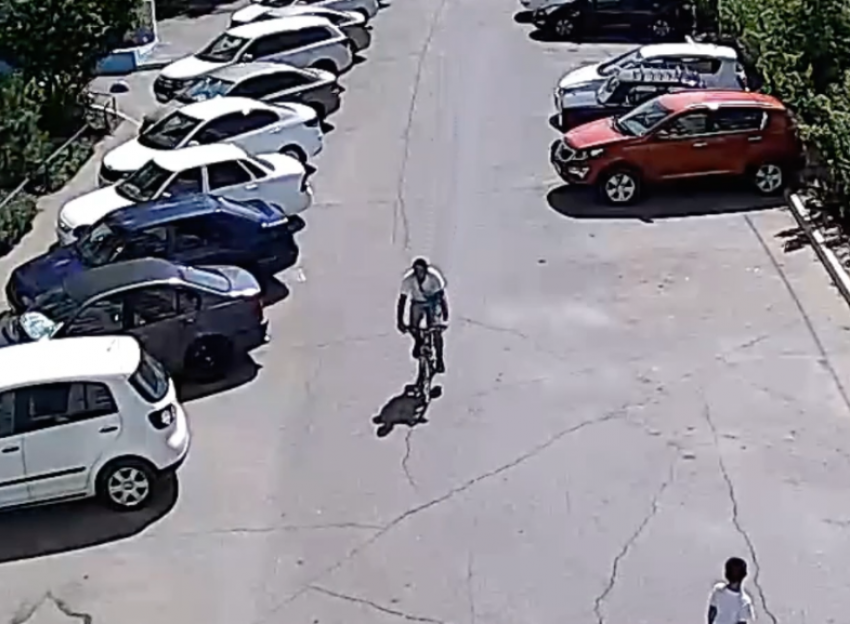Кража велосипеда у волжанки попала на видео