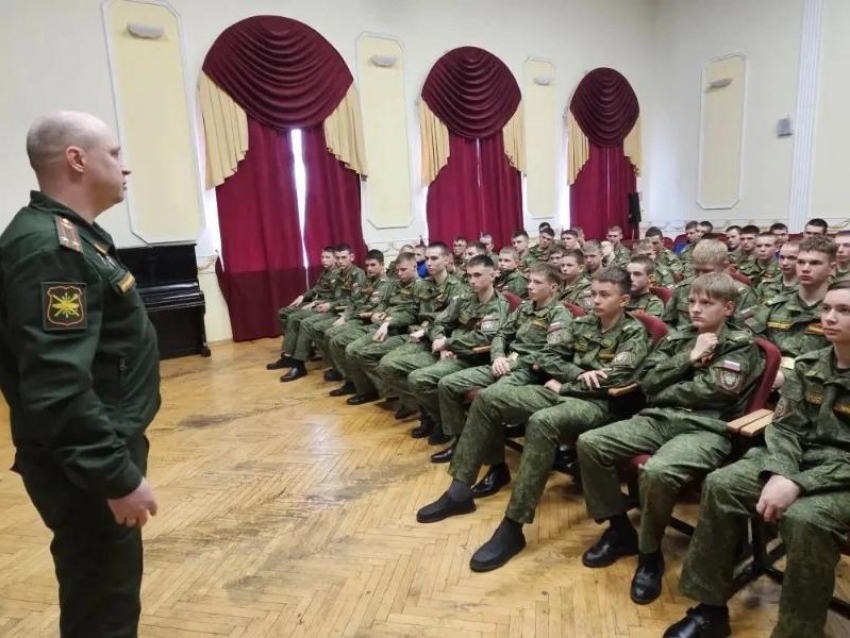 Волжские школьники узнали о правилах поступления в в элитное училище связи Новочеркасска
