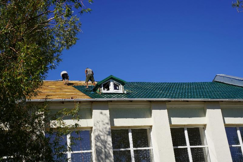 В Волжском отремонтируют фасад школы за 2,4 миллиона рублей