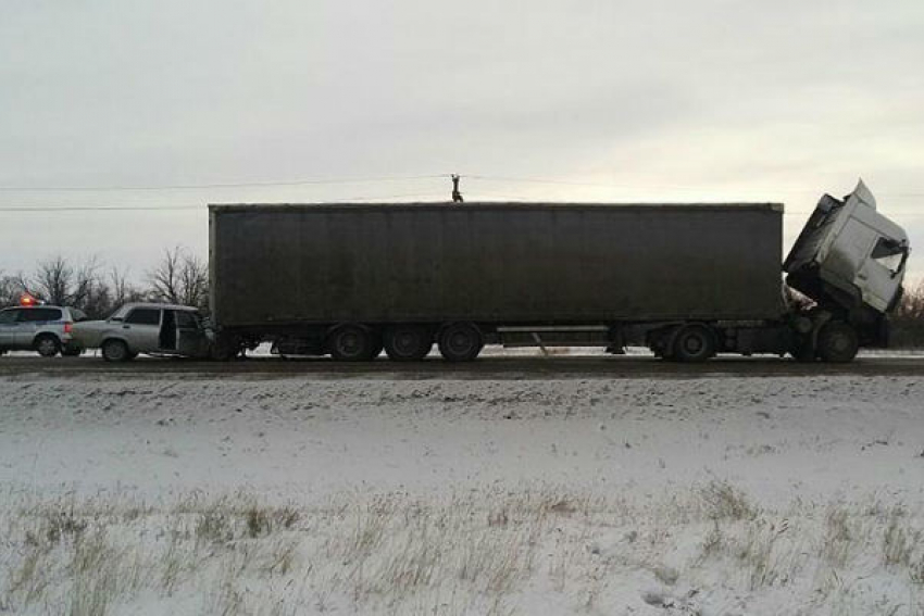 Под Волгоградом «семерка» въехала под стоящий грузовик:двое пострадали