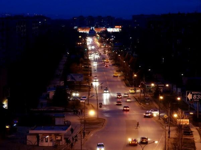 Местные власти Волжского пытаются огородить строящийся объект по правилам безопасности