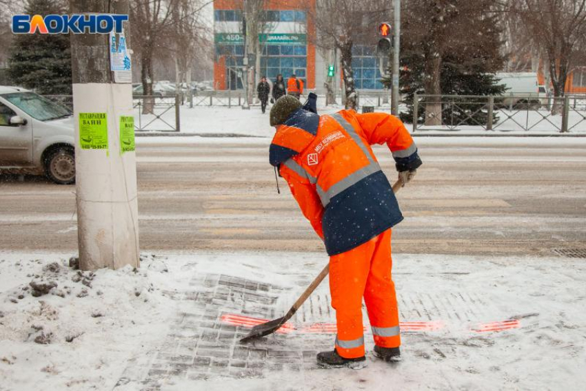 В Волжском коммунальщики вышли очищать дороги от наледи