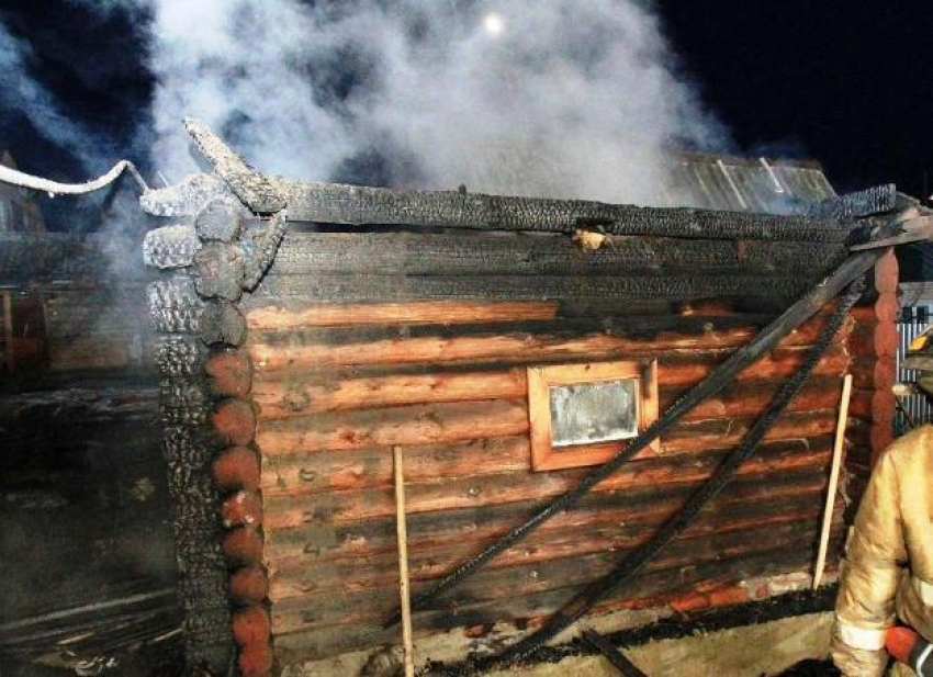 В Среднеахтубинском районе ночью вспыхнула баня