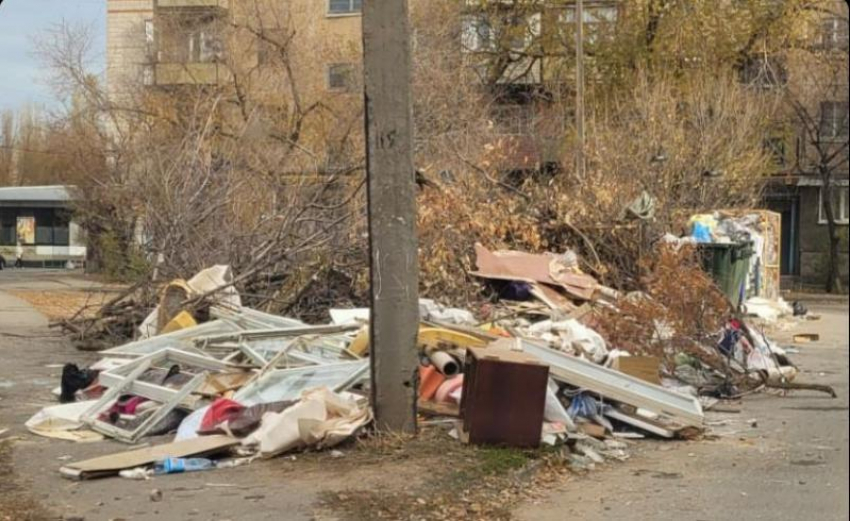 Компания по вывозу мусора объяснилась за свалки во дворах Волжского