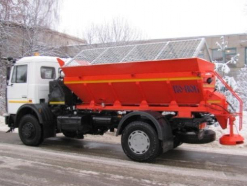 На дорогах Волжского из-за снегопада запустили 4 пескоразбрасывающие машины