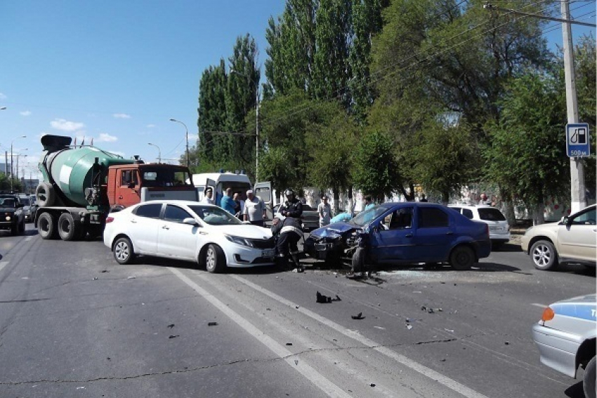На севере Волгограда автоледи учинила тройное ДТП с бетономешалкой
