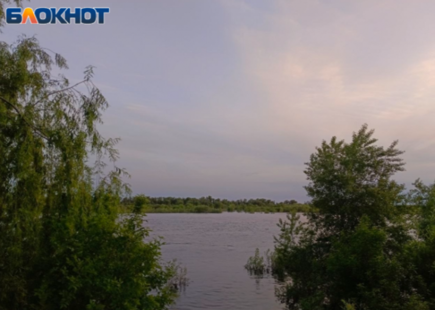 В Волжском пришлось спасать берег Ахтубы от фекального потопа