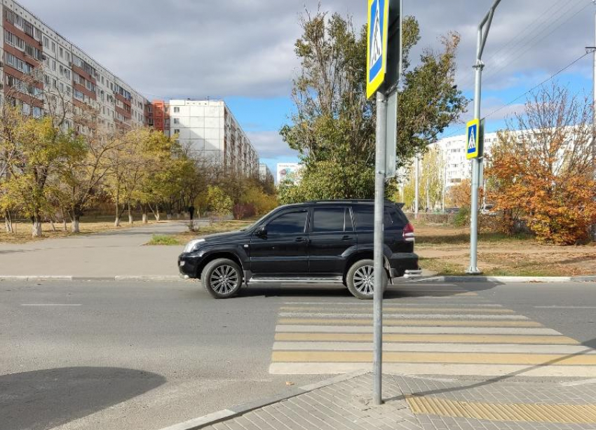 В Волжском водитель бросил Land Cruiser на пешеходном переходе и ушел по делам