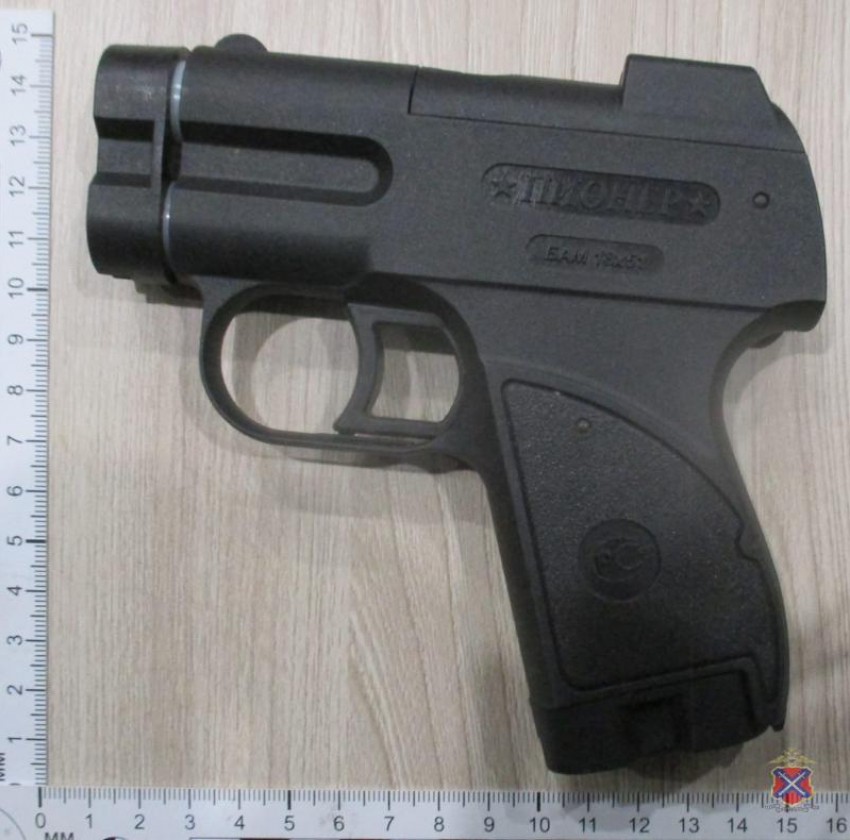 Безработный волжанин-рецидивист с газовым пистолетом ограбил волгоградца