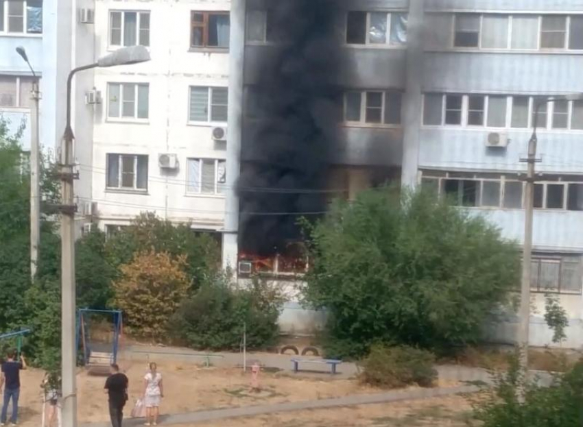 В Волжском горел балкон в пятиэтажном доме