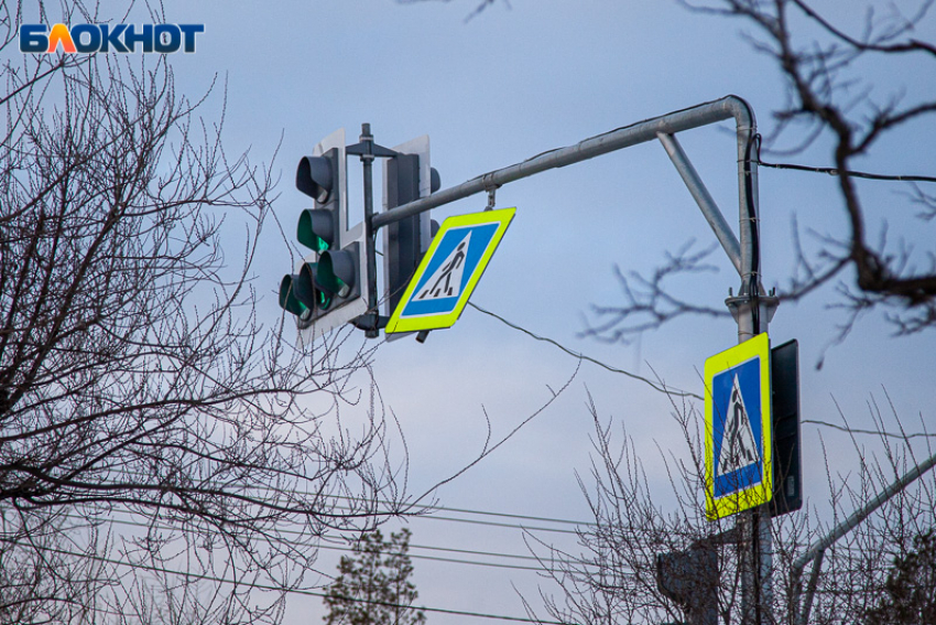 Мужчина на дорогом авто отправил пенсионерку в больницу в Волжском