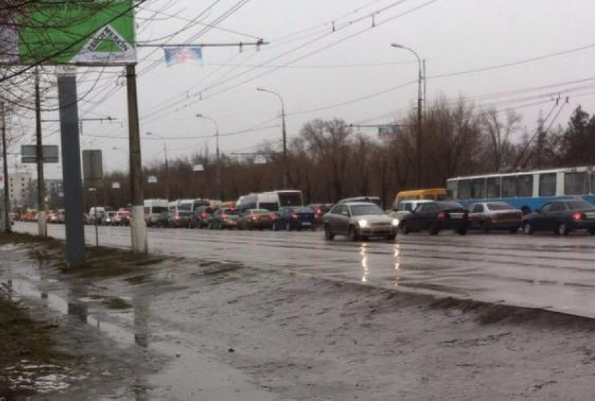 Движение в Центре Волгограда остановилось из-за гигантской пробки