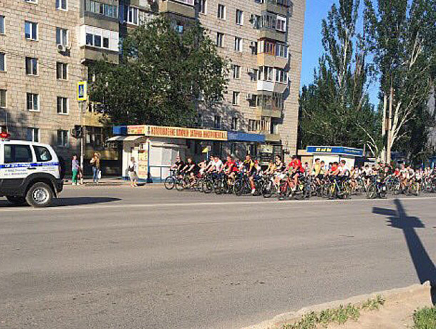 Сотни велосипедистов проехали через весь Волжский в масштабном городском велопробеге 