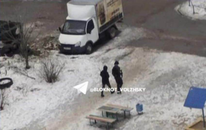 Полиция проводит проверку по факту стрельбы у детской площадки в Волжском