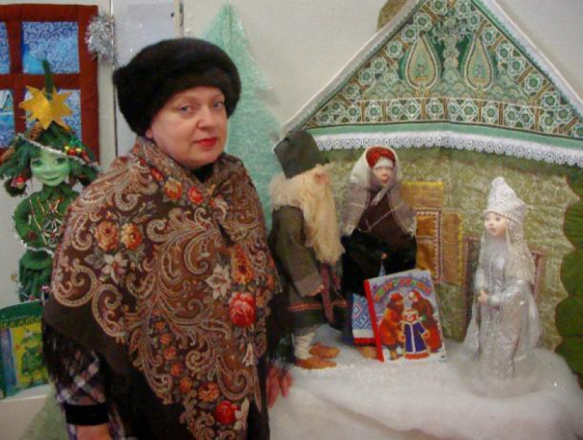 Начальница научного центра при вузе Волжского на досуге шьет сказочных кукол