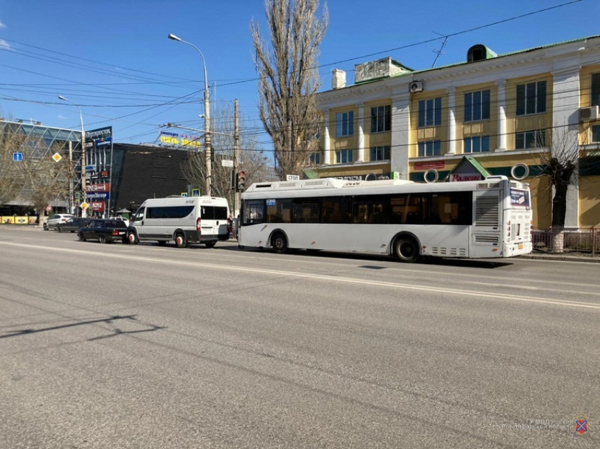 Трое пострадавших в ДТП с маршруткой, автобусом и легковушкой в Волгограде