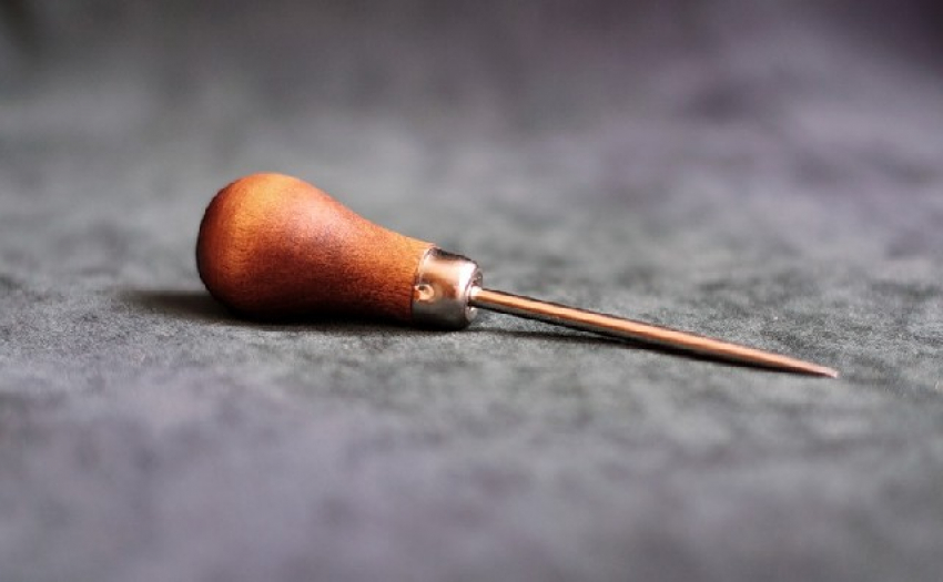 Грабитель с шилом украл у волжанина мобильник и кожаную куртку