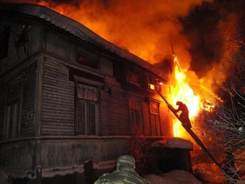 Кровля деревянного дома полыхала в Быковском районе