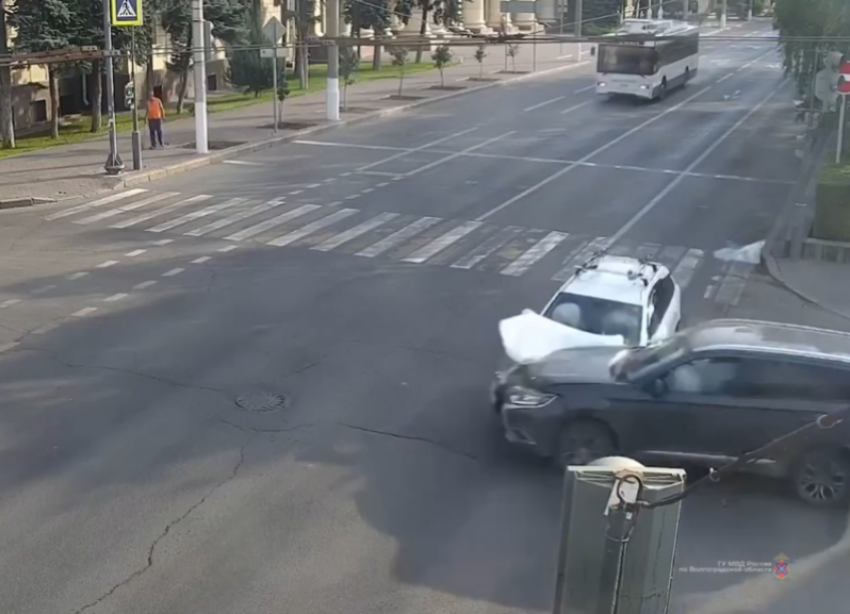 Видео серьезной аварии на пустой дороге в Волгограде: есть пострадавшие