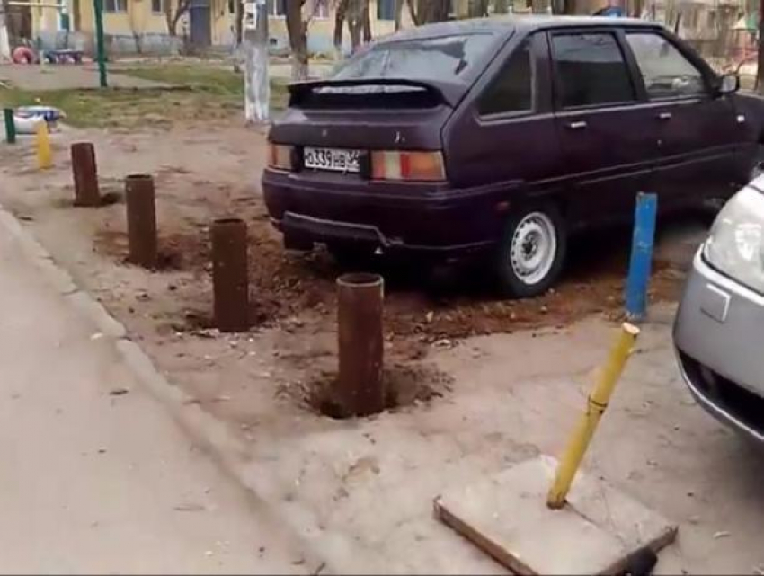 Железными столбами наказали волжане автохамов, погубивших зеленую зону во дворе 